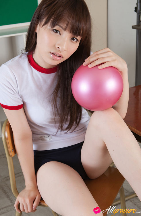 491px x 750px - Maho Kiruma Asian in sports equipment plays with ball on desk